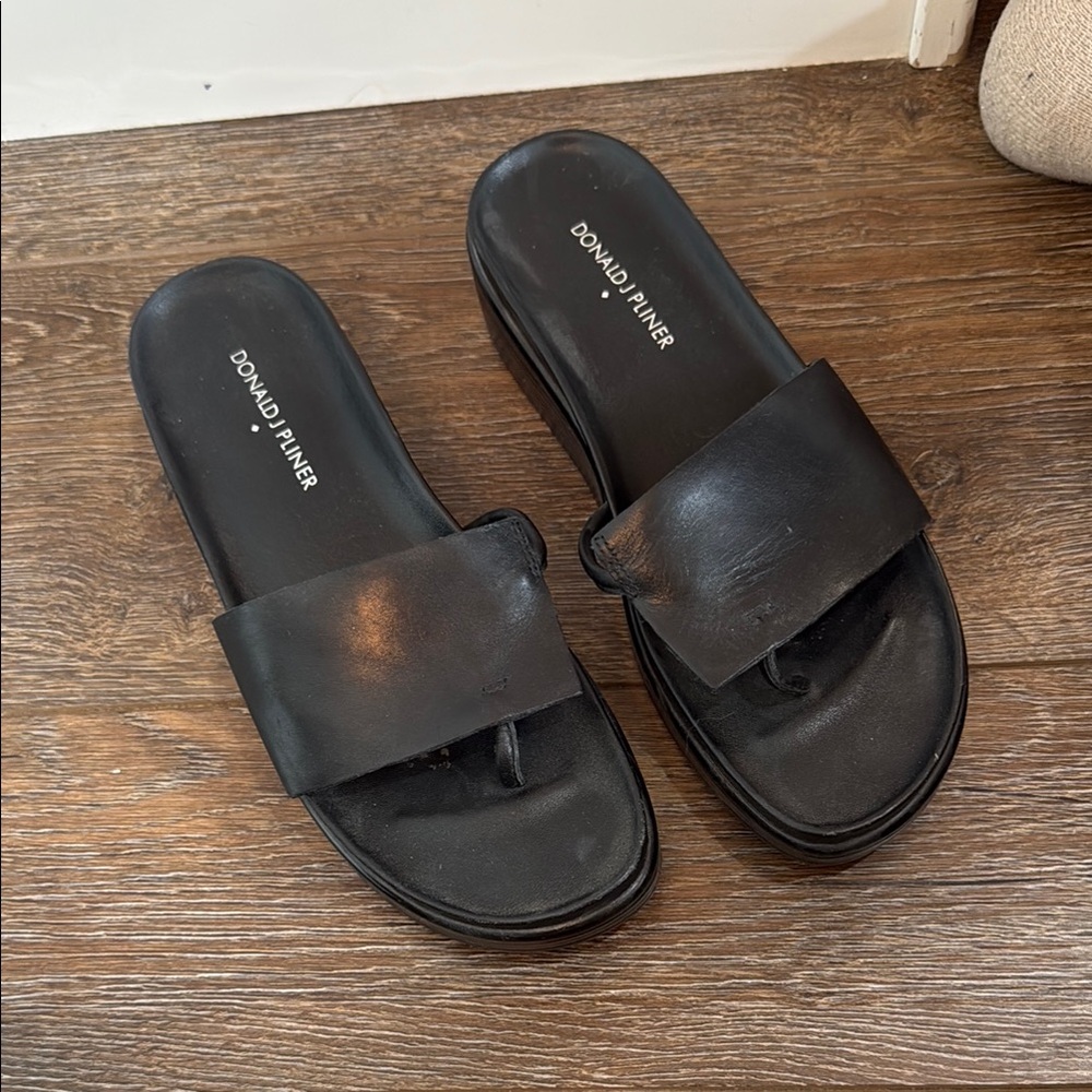 Donald J. Pliner Black Leather Toe-Loop Slide Sandals
